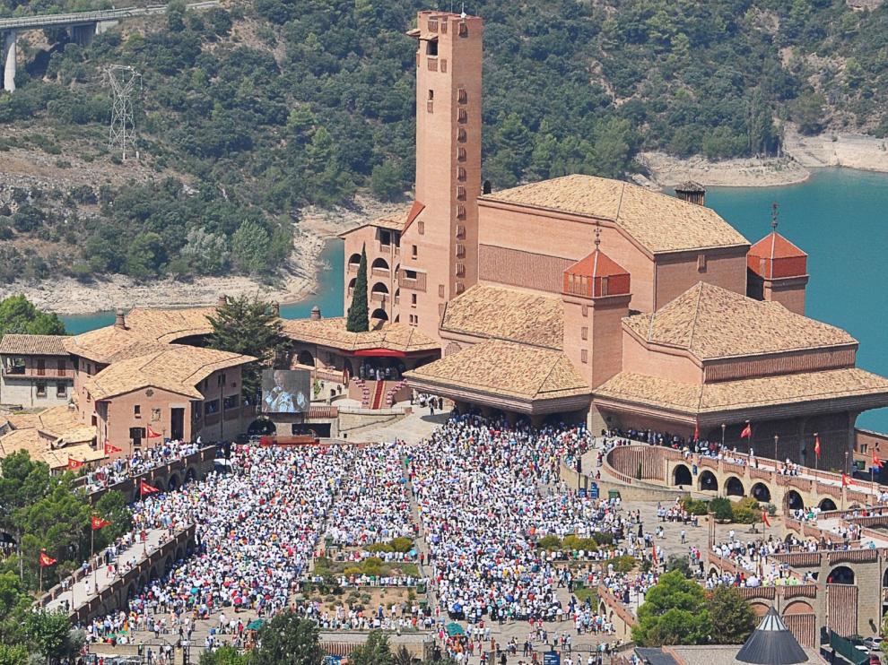 La ermita de Torreciudad y la torre medieval cuenta con iluminación nocturna especialmente diseñada para monumentos