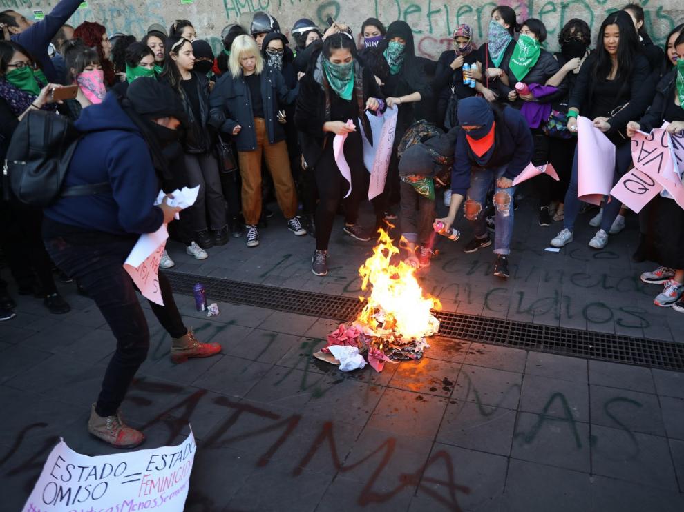 Mujeres de México llaman "feminicida" a López Obrador