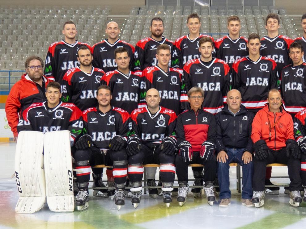 El Club Hielo Jaca celebra el tercer puesto logrado con gente de la casa