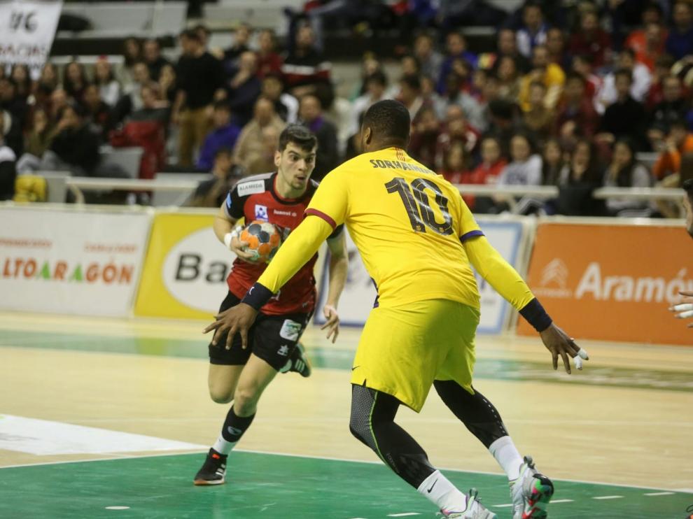 Día feliz para Bada pese a la derrota ante el Barcelona (26-32)