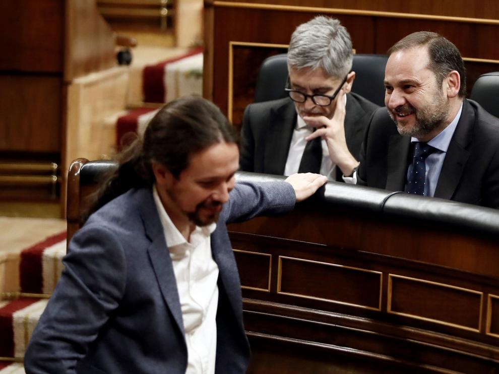 PSOE y Podemos enderezan su primer rifirrafe público