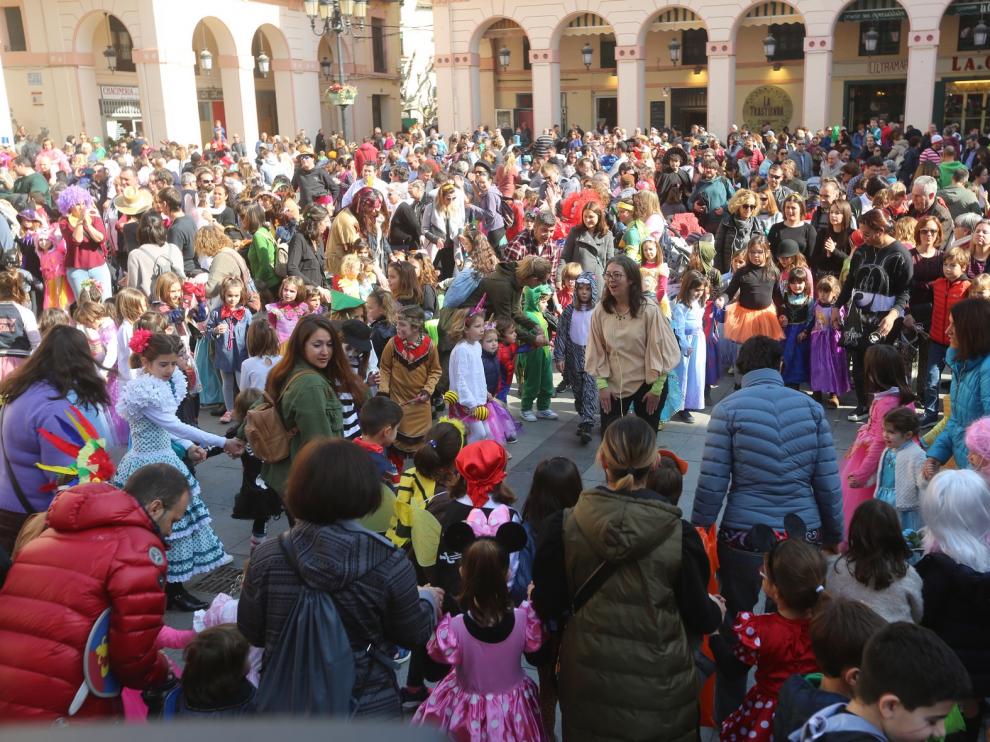 Los peques transmiten el espíritu carnavalero a los mayores en una animada plaza de López Allué de Huesca