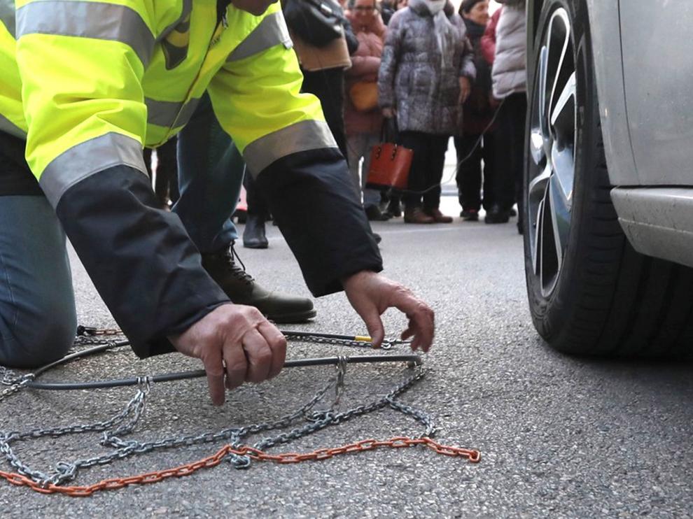 Alquila un vehículo para llegar a Biescas y se lo dan con las cadenas rotas