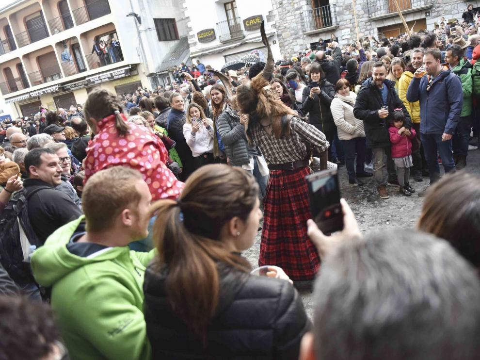Gran ambiente y mucho público en el popular carnaval de Bielsa