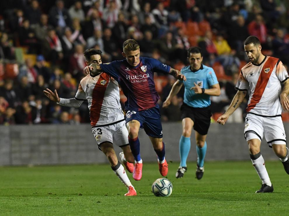 Un desquiciante arbitraje lastra al Huesca ante el Rayo (2-0)