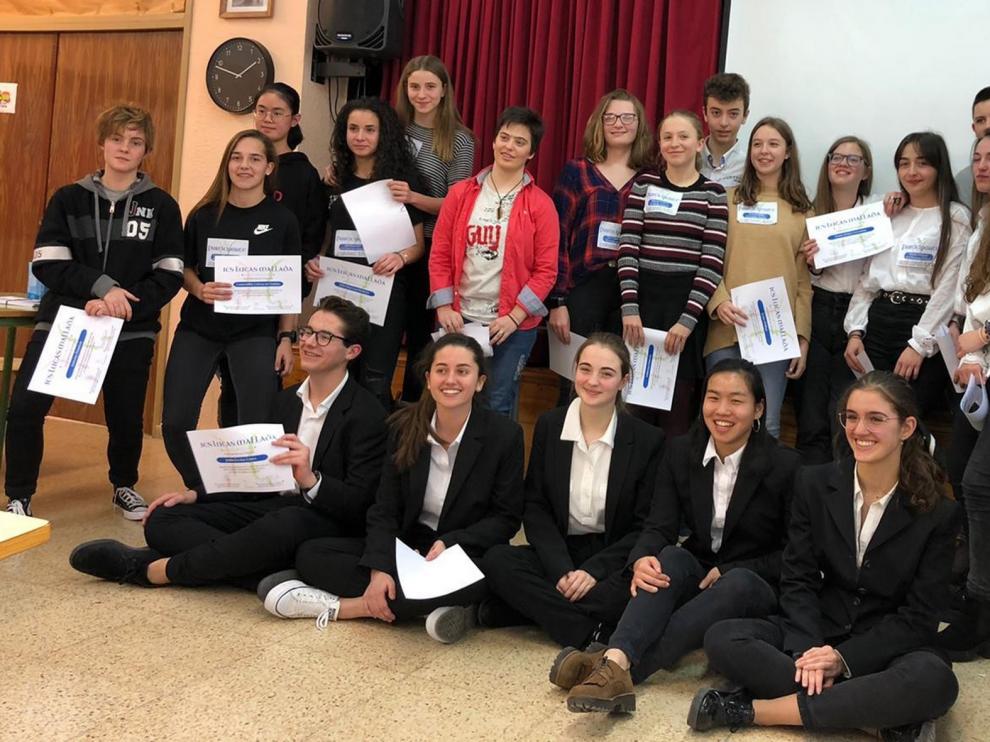 El equipo del IES Lucas Mallada de Huesca gana la fase provincial del concurso de debate académico