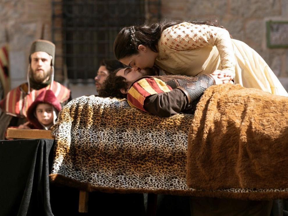 El multitudinario momento del beso despide las Bodas de Isabel en Teruel