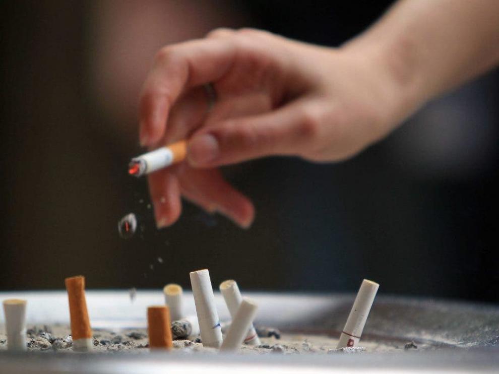 Sanidad ampliará espacios sin humo y defiende la subida del precio del tabaco