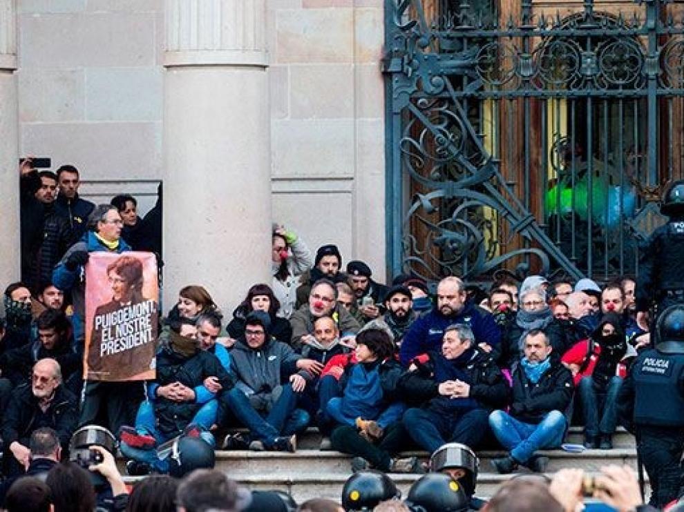 La Audiencia absuelve a los CDR que se encadenaron en el TSJC por los presos