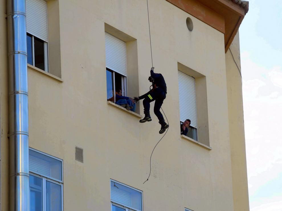Evitan que una persona que lance al vacío desde una ventana en el Hospital Provincial