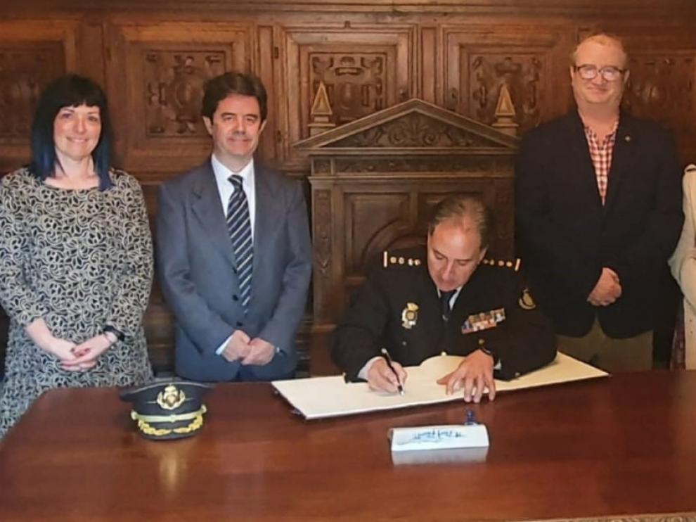 El Ayuntamiento de Huesca reconoce la labor del comisario de la Policía Nacional Fernando Pascual
