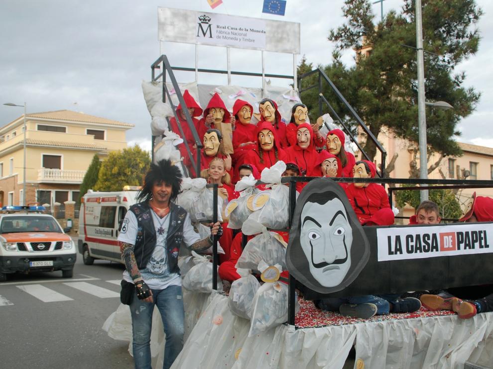 El carnaval infantil enlaza con el adulto en Sariñena para lograr más ambiente