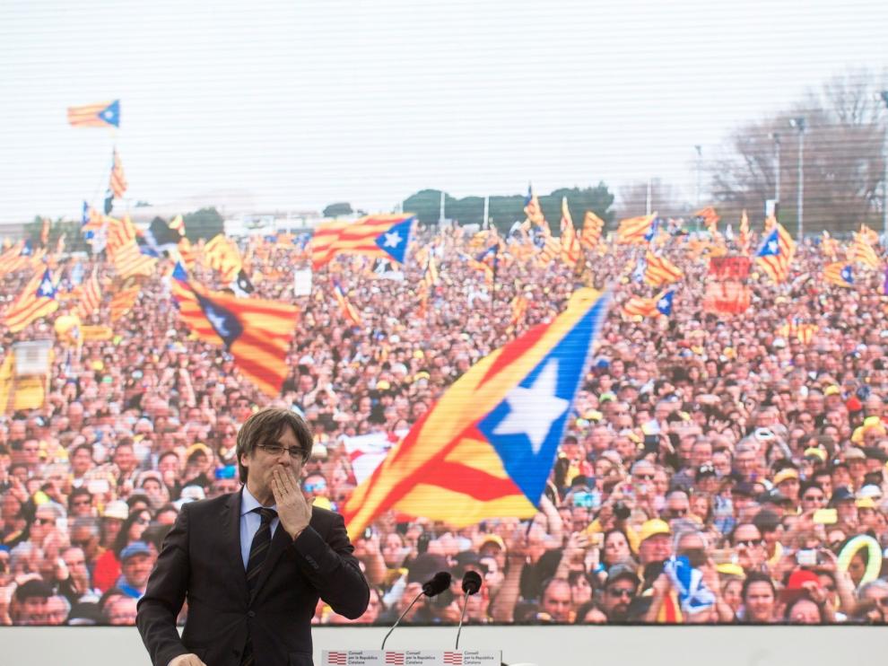 Puigdemont exhibe fuerza llamando al independentismo a la "lucha definitiva"