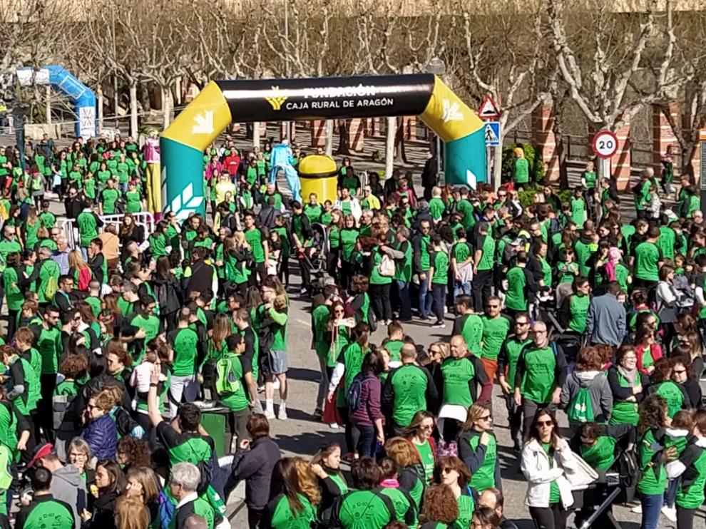 La marea verde esperanza llena las calles de Fraga en la Carrera por la Vida de la AECC Bajo Cinca