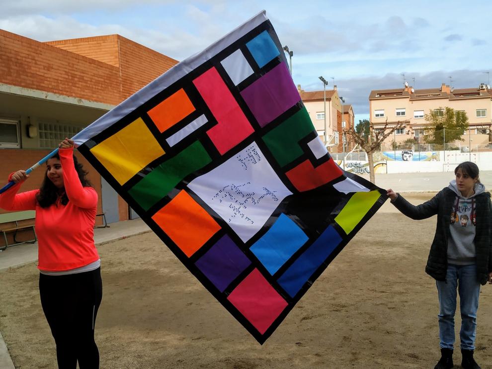 Más de 1.200 estudiantes y 22 "profes" de Huesca diseñan banderas e himnos por la inclusión de la discapacidad