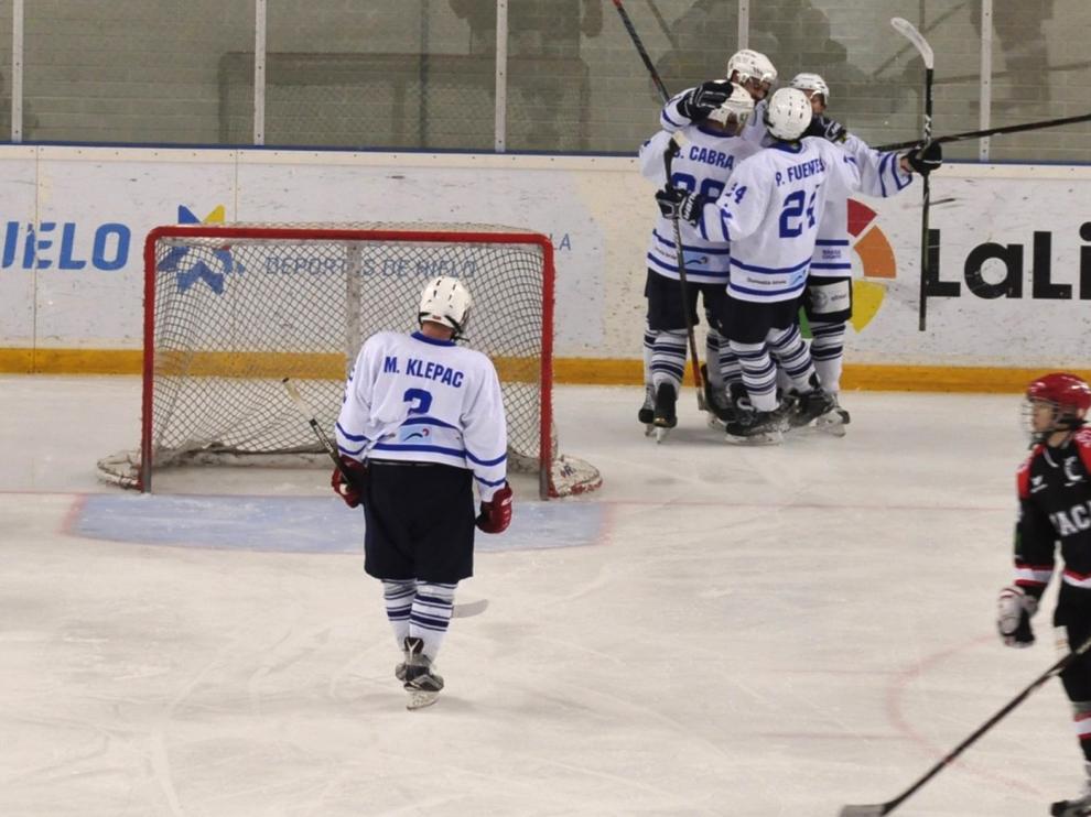 El power play de Txuri Urdin "mata" al CH Jaca en la ida de semifinales