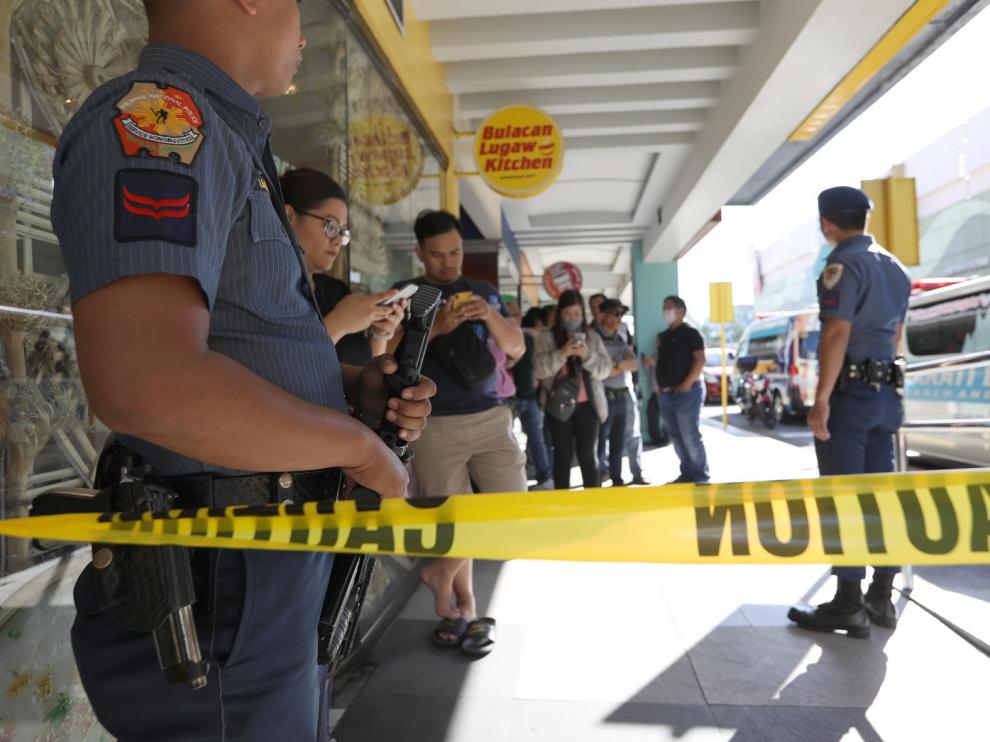 Un asaltante armado mantiene varios rehenes en un centro comercial de Manila