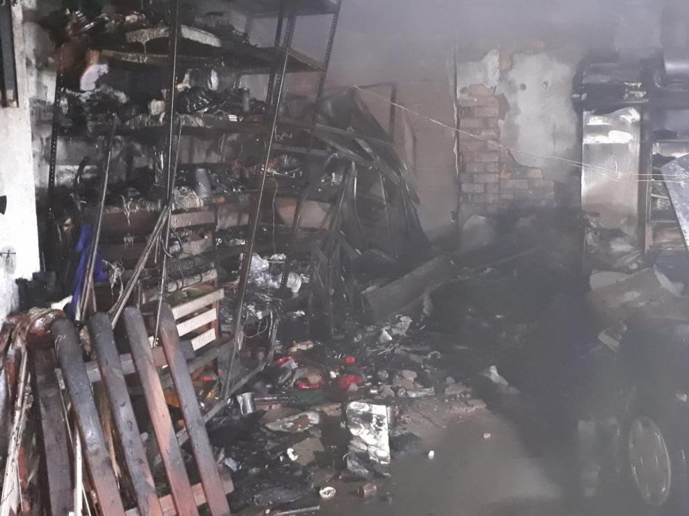 Un incendio calcina un garaje en Monzón