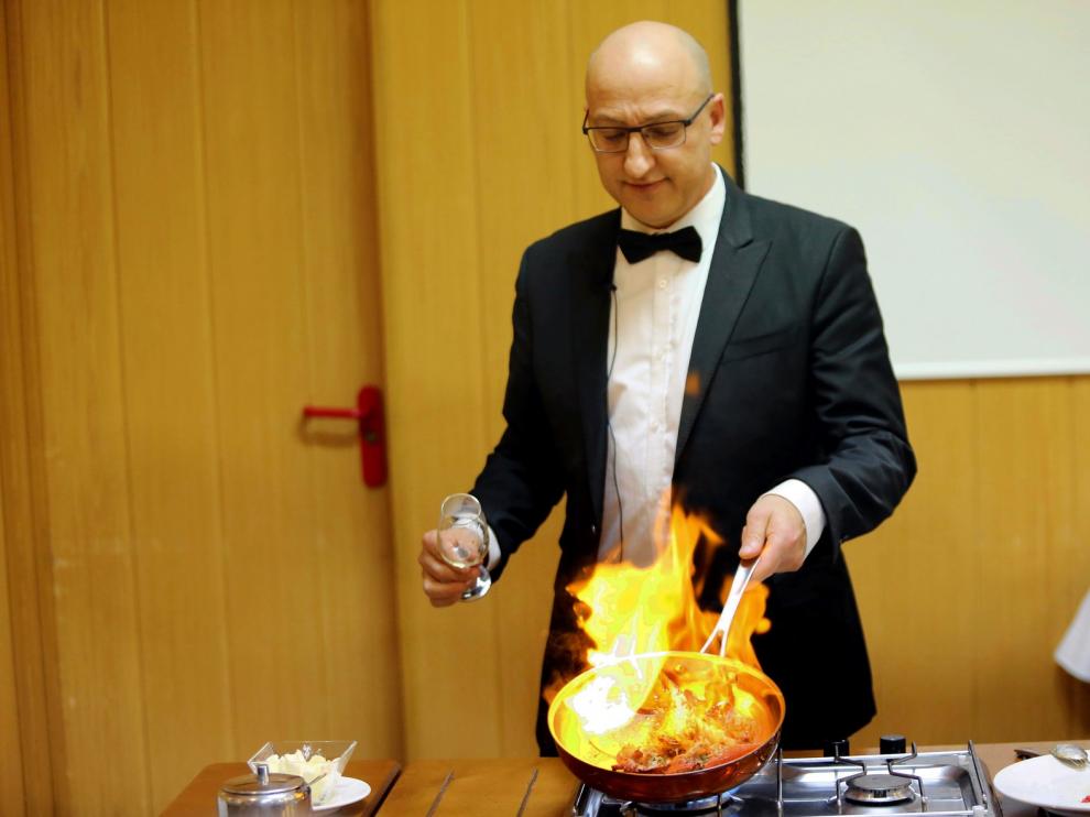 Trinchar y flambear, técnica y espectáculo: Esteban Valla imparte un taller en Huesca