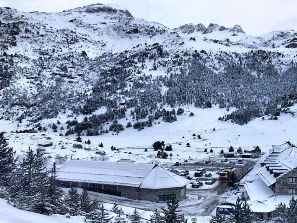 Sigue la alerta por nevadas en el Pirineo y se registran dificultades para circular en la Jacetania