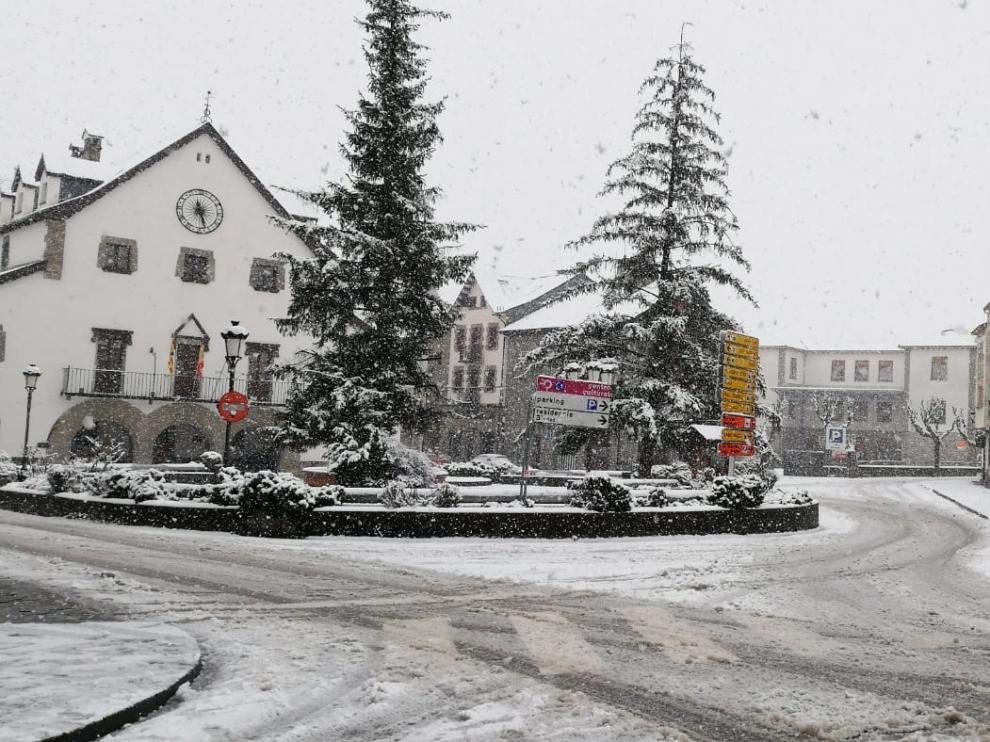 El Alto Aragón vive una nueva jornada de nieve hasta debajo de los 800 metros