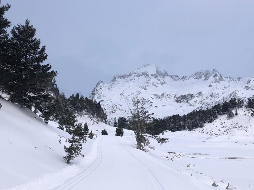 La nieve vuelve a cubrir de blanco el Pirineo este martes