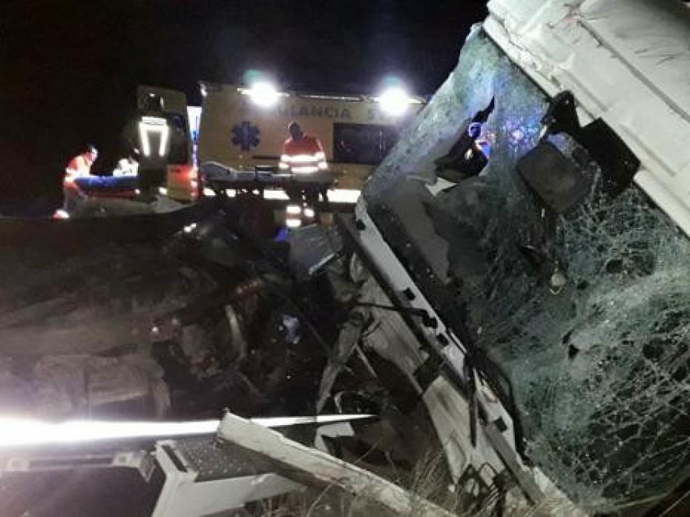 Herido un hombre tras colisionar dos camiones en la N-II a su paso por Pina de Ebro