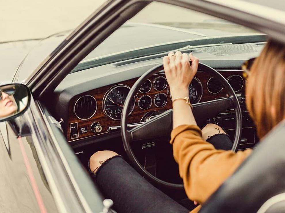 Las mujeres tienen menos accidentes de tráfico que los hombres, pero dan más partes al seguro