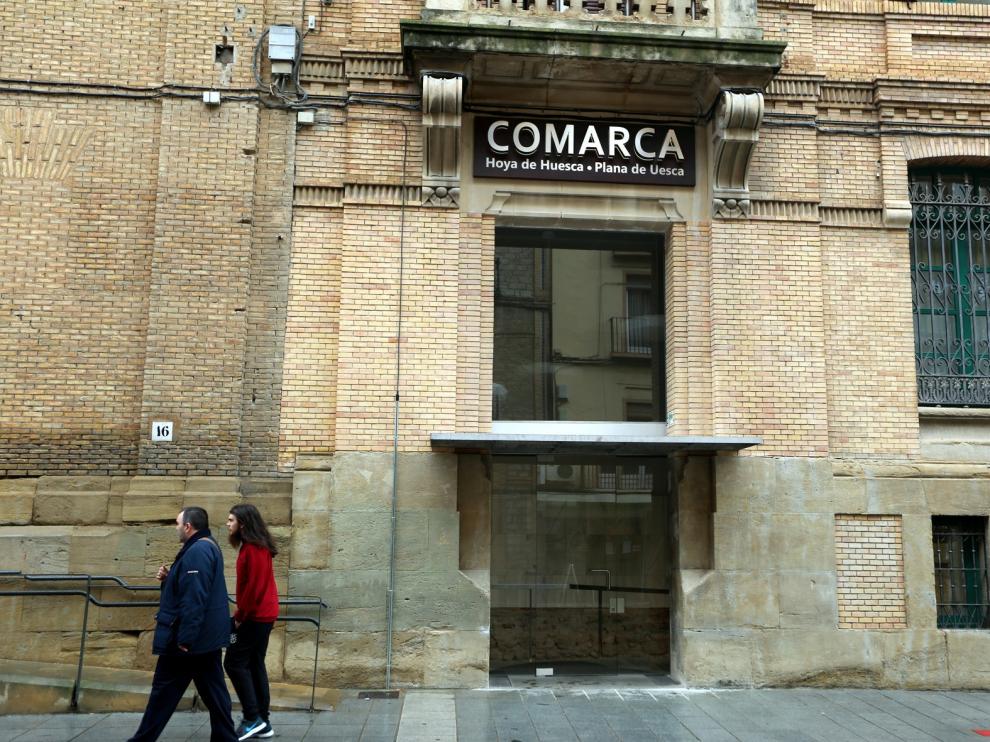 Muchas dudas sobre la puerta principal de la nueva sede de la Comarca de la Hoya de Huesca