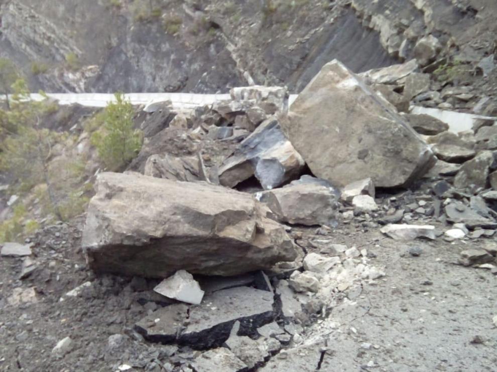 Cortada la carretera de El Pueyo de Araguás por un desprendimiento de tierra y rocas