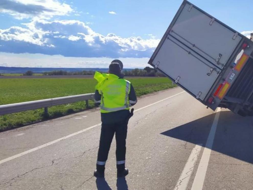 Reabierta la N-330 en Almudévar tras estar cortada dos horas al volcar un camión
