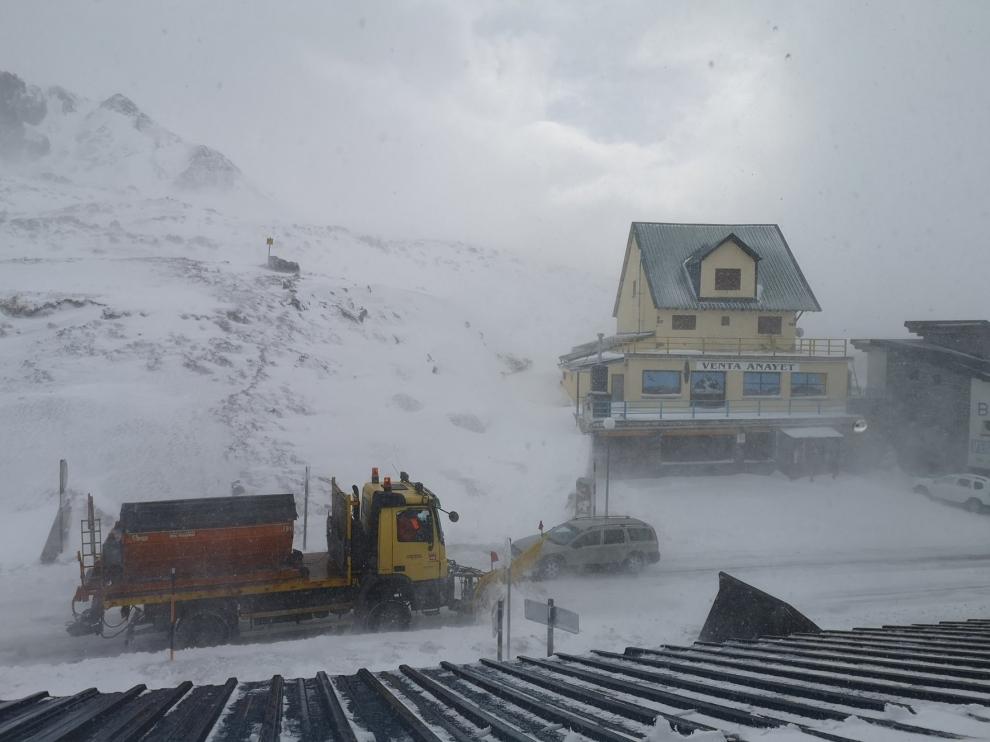 Copiosas nevadas y fuerte viento en un día con problemas en las carreteras de Huesca
