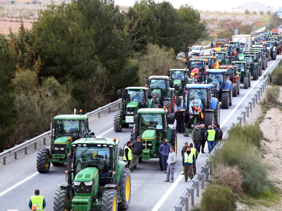 Los agricultores piden "reparto justo de PAC" y critican que han sido "condenados a la pobreza por real decreto"