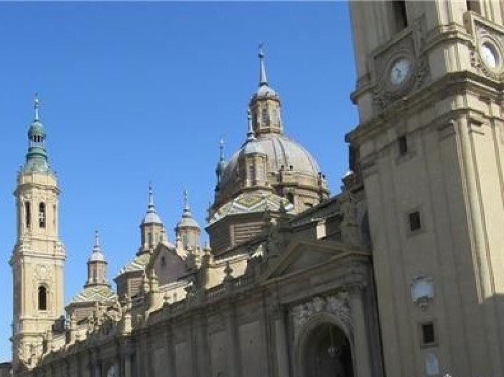 Recomiendan no besar la Columna de la Virgen del Pilar en Zaragoza ante la expansión del coronavirus