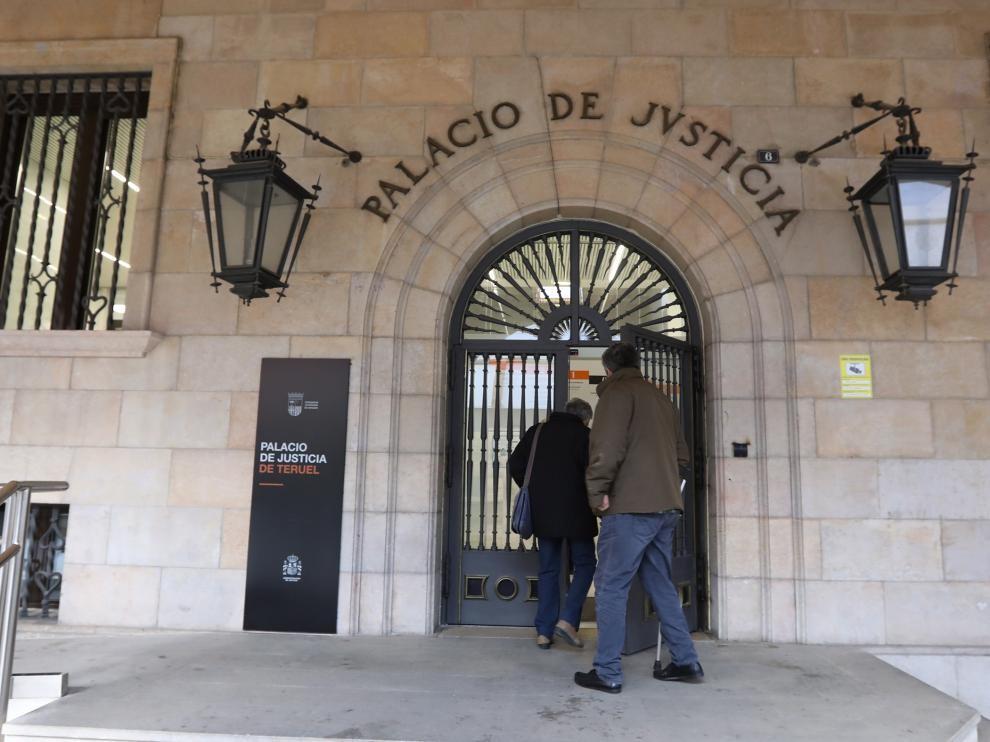 Condenado a trabajos a la comunidad por lanzar un cuchillo a su esposa