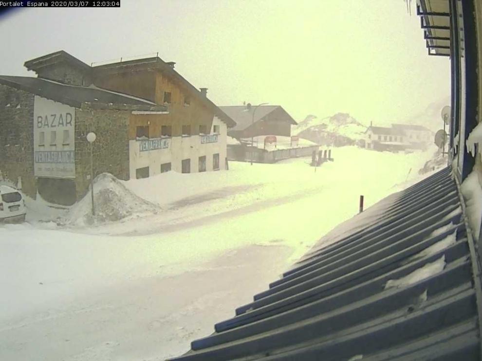 El paso a Francia por el Portalet se mantiene cerrado por la cantidad de nieve acumulada en la vertiente francesa