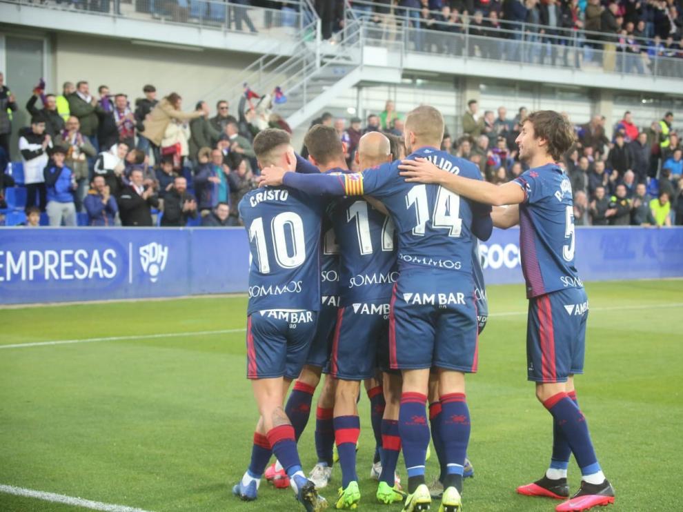 El Huesca vuelve a sonreír de la mano de Cristo y Okazaki (2-0)