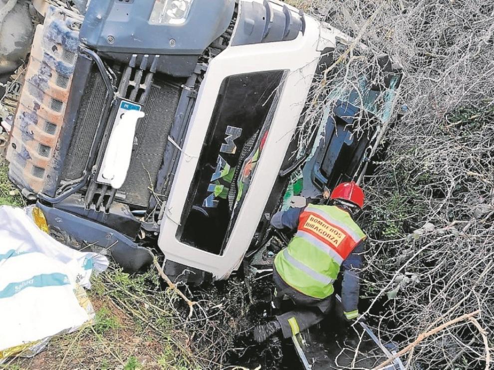 Un herido en el accidente de un camión en Capella que cayó 15 metros por un terraplén