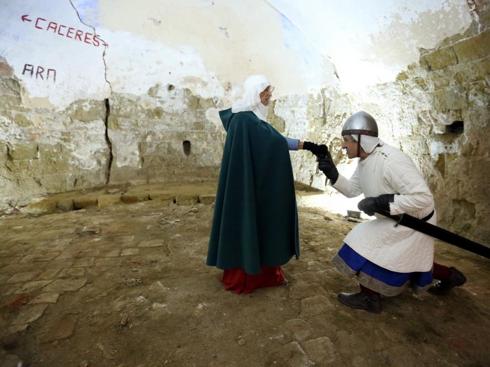 Doña Sancha y su fiel escudero reciben a los turistas en Montearagón