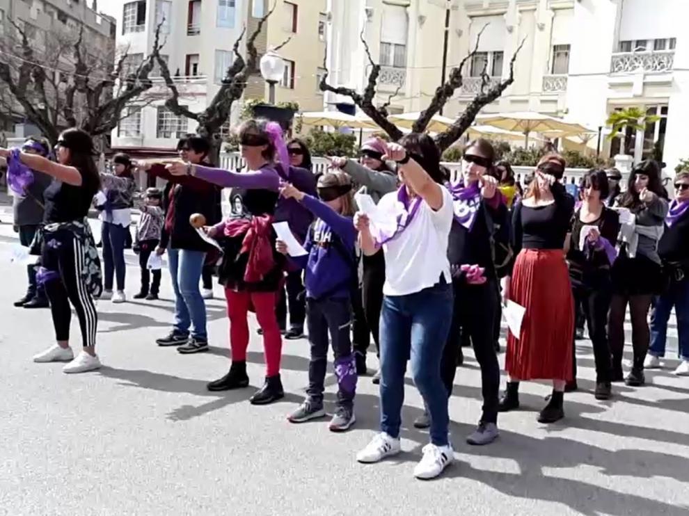 Casi 80 mujeres replican en Huesca la intervención del Colectivo Lastesis en el 8M