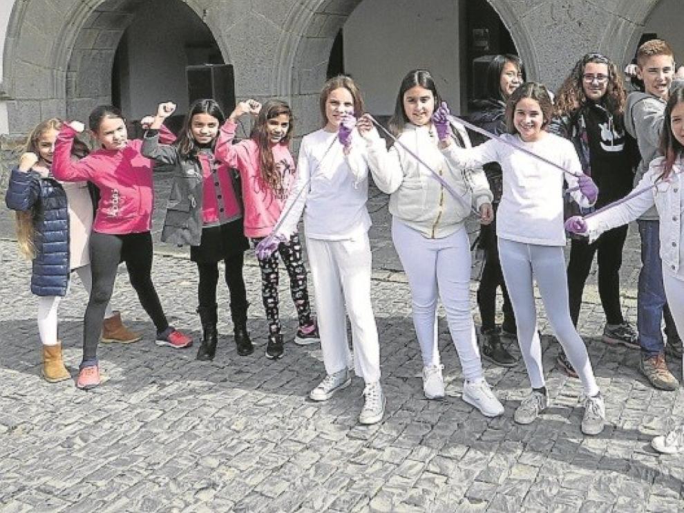 Biescas pone música y baile a una jornada de reivindicaciones