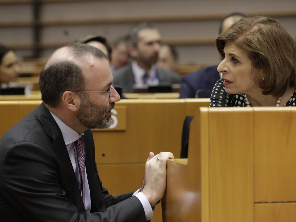 Bruselas pide a los países "contener agresivamente" virus para ganar tiempo