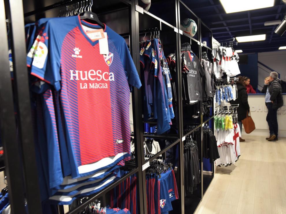Kelme empieza a producir en China las camisetas del Huesca