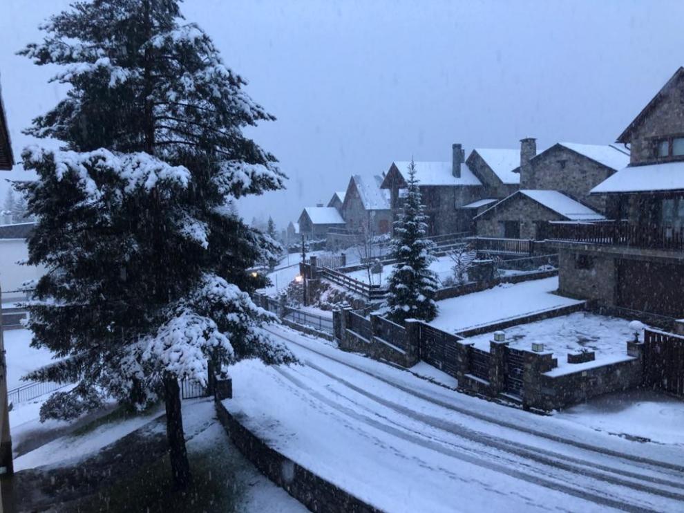 La nieve regresa a la provincia de Huesca y son necesarias cadenas en algunas carreteras