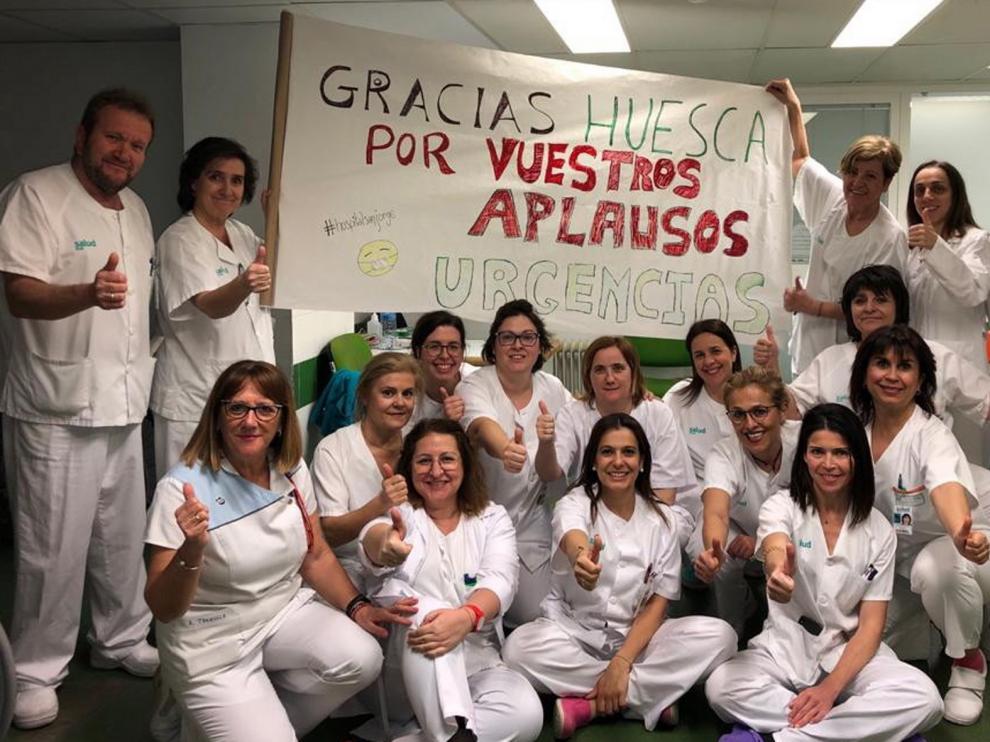 Miles de oscenses aplauden desde sus casas a los profesionales sanitarios
