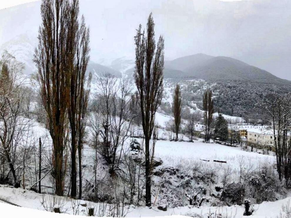 El temporal amenaza con riadas en Aragón y condiciona el tráfico en 11 vías