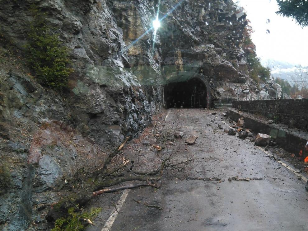El túnel de la presa de Plan de Escún permanece más de una hora cerrado por desprendimientos