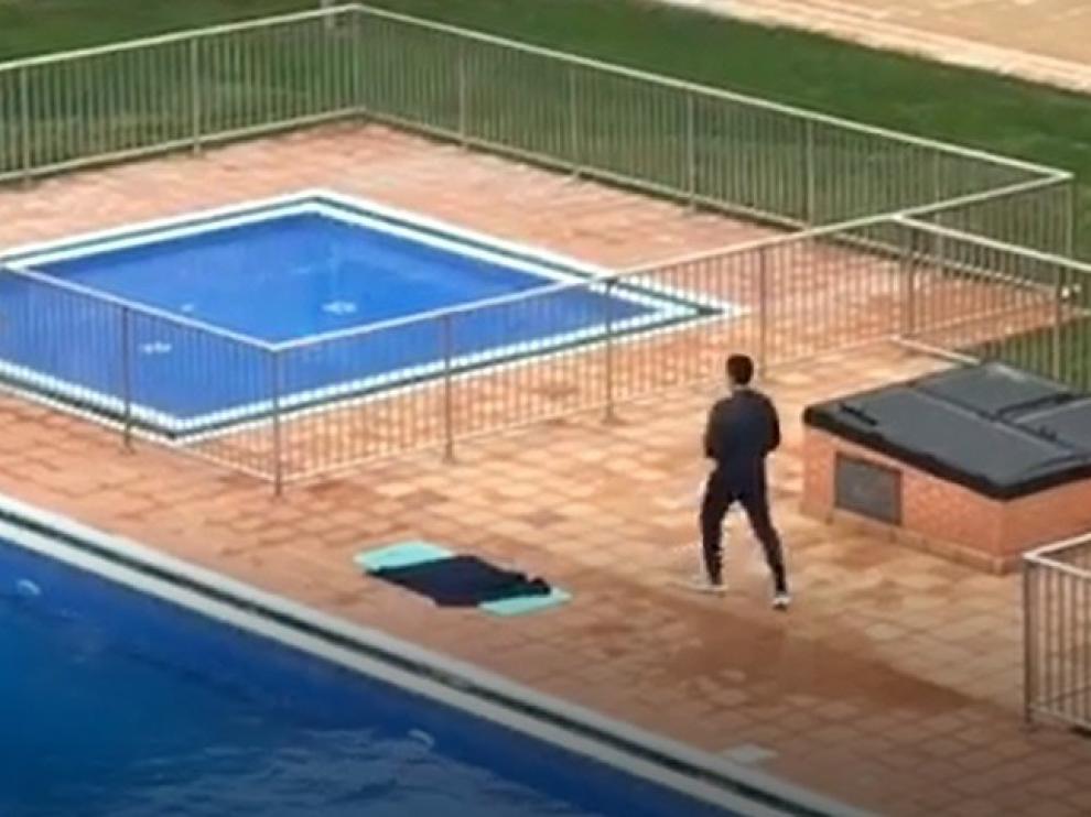 El "profe" Camacho mantiene en forma a sus vecinos, en los duros días del coronavirus
