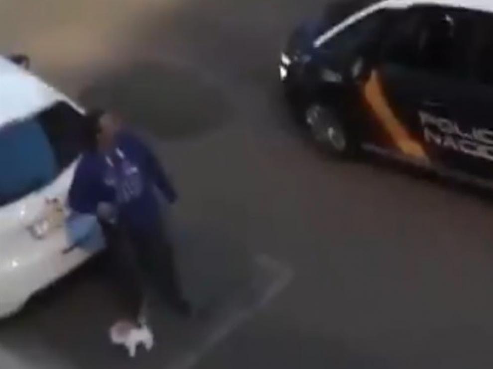 La Policía sorprende a un hombre que paseaba un perro de peluche en Palencia