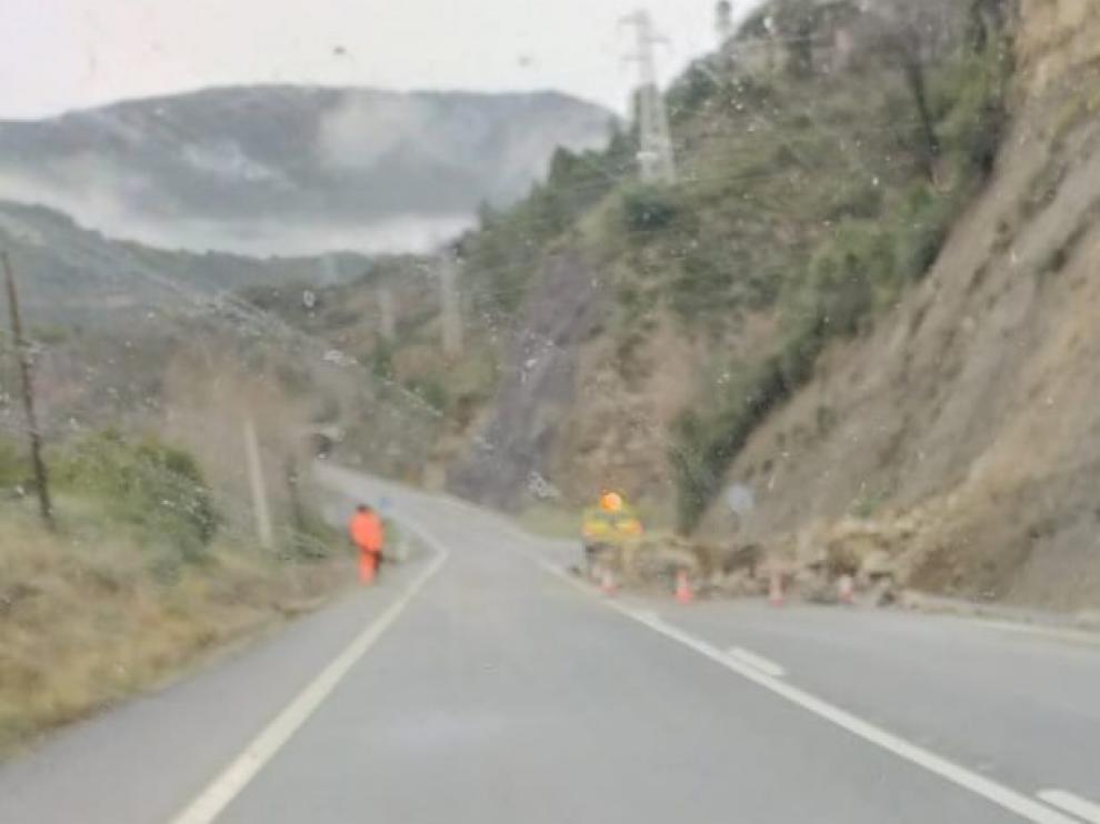 Un nuevo desprendimiento obliga a cortar la A-139 en Santaliestra
